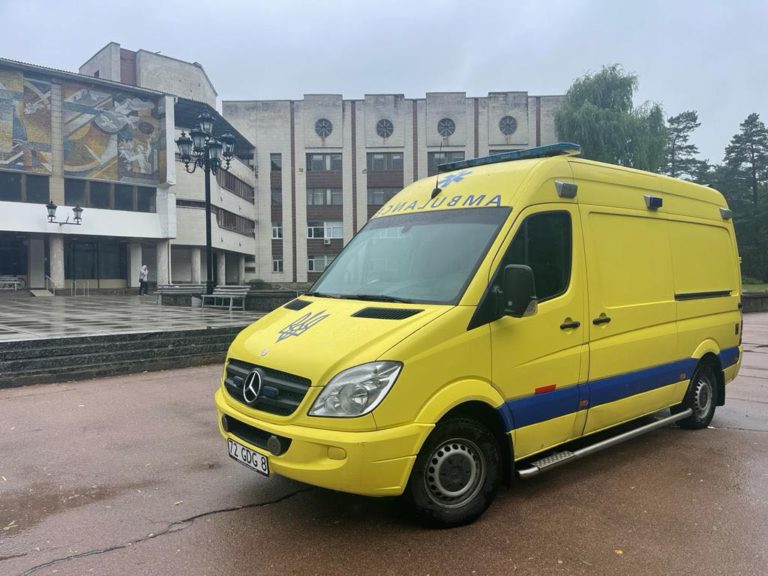 З обладнанням і медзасобами: з Франківська до лікарні на Київщині доставили спецавтомобіль (ФОТО)