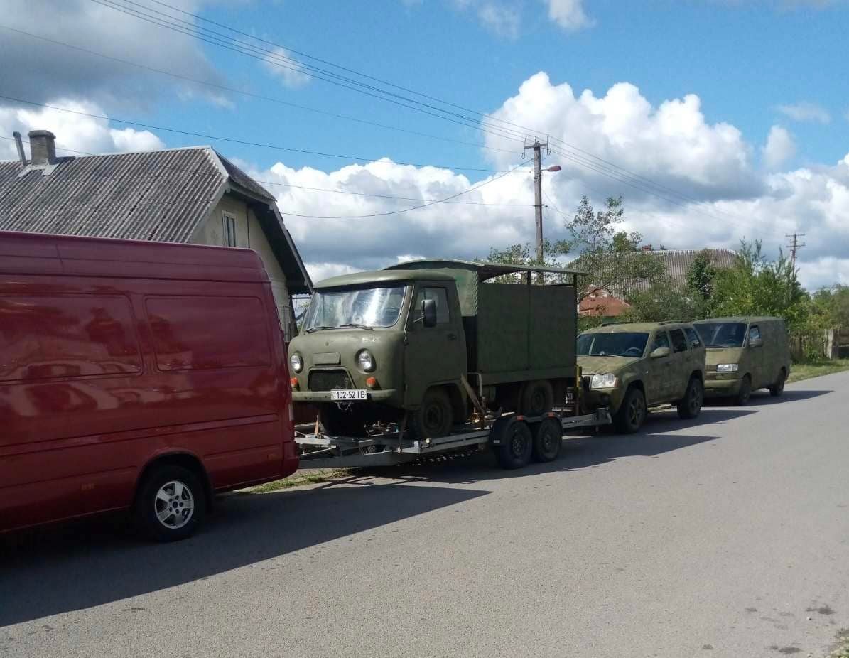 Три автомобілі й тепловізори передали волонтери Калущини для ЗСУ (ФОТО)