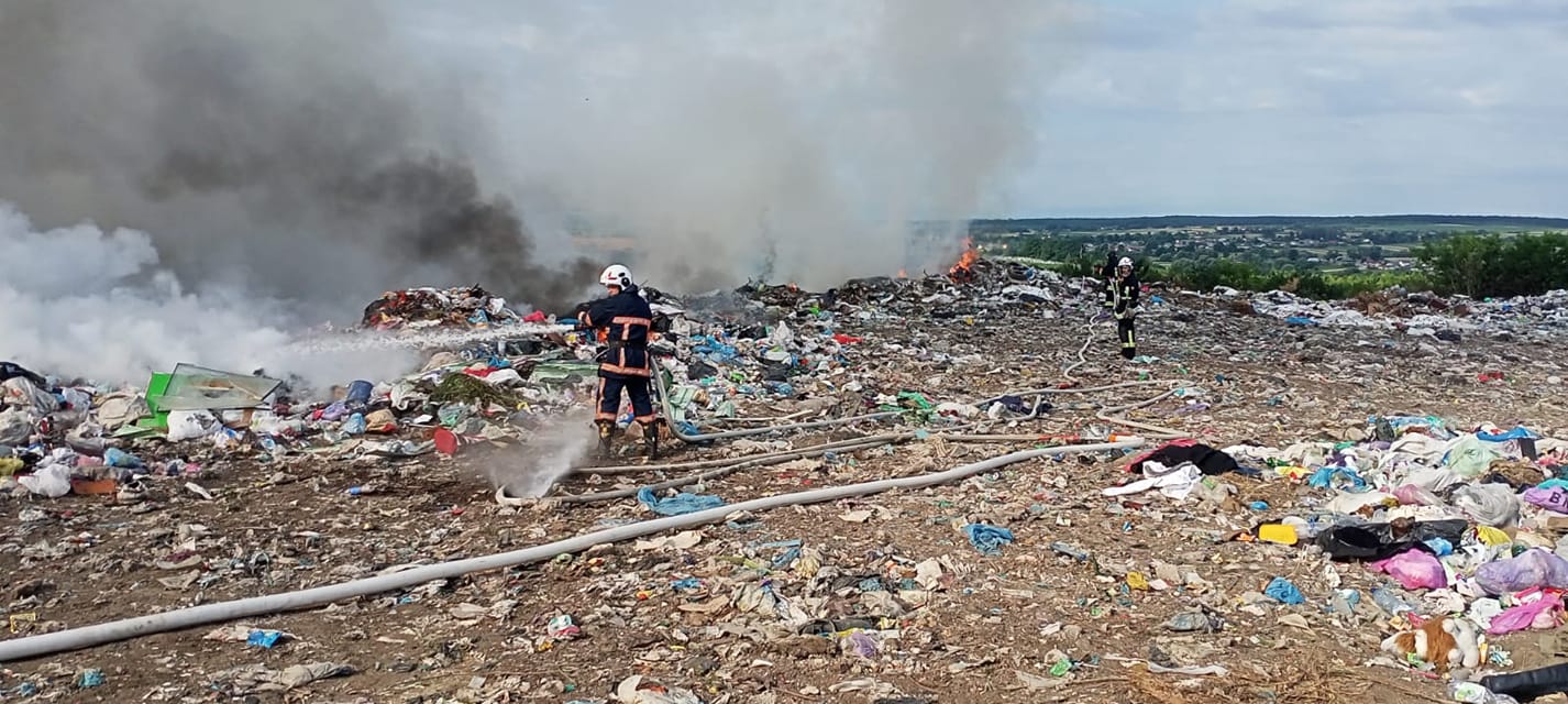 У Тлумачі вкотре загорілося сміттєзвалище (ФОТОФАКТ)