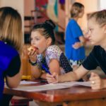 переселенців консультують