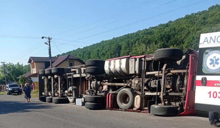Вантажівка перекинулася на Тлумаччині: 20-річний водій у лікарні (ФОТО)