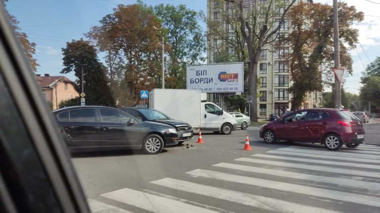 На перетині Довгої – Берегової ДТП, рух ускладнений (ФОТО)