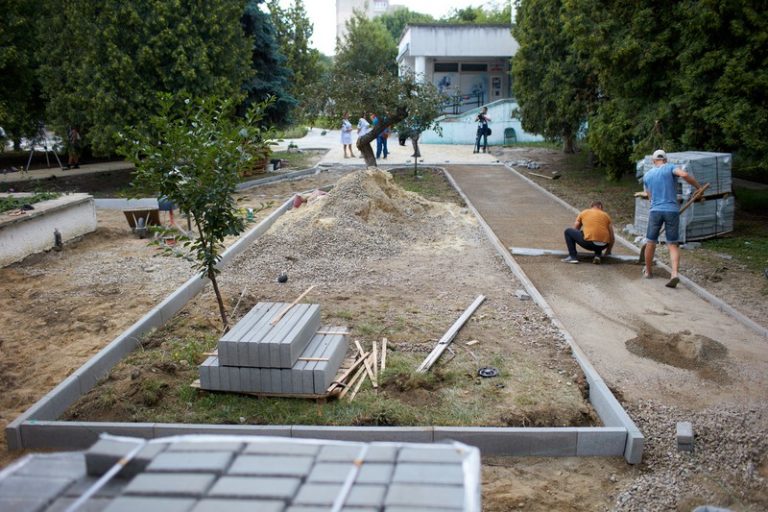 В Івано-Франківську на Довгій облаштовують сквер (ФОТО)