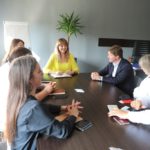 фото заступниці голови ОДА з міжнародними благодійниками