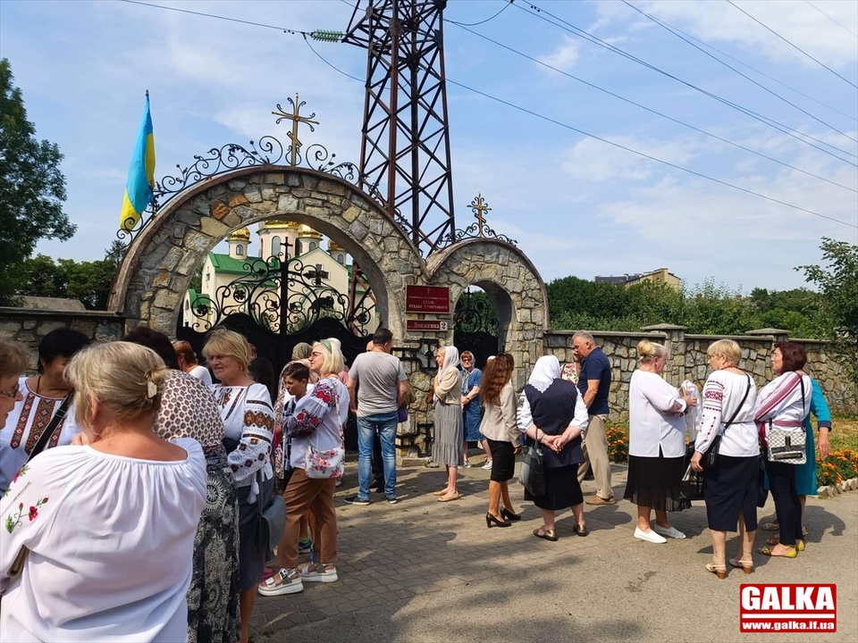 Закрили ворота: у храмі на Довженка не дали провести першу Службу Божу за українську церкву (ФОТО, ВІДЕО)
