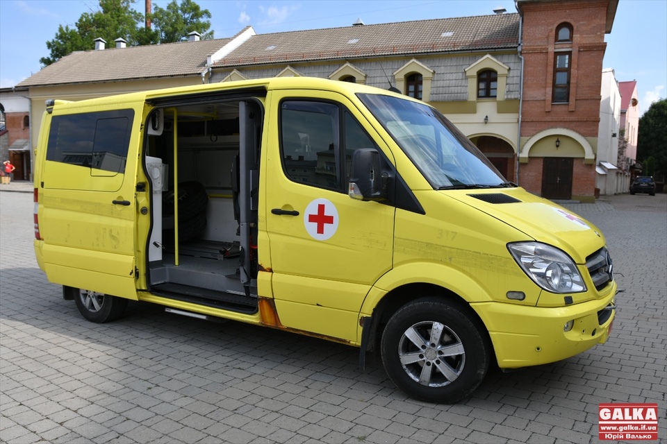 У Франківську для військових передали “швидку”, яку допоміг придбати шведський митець (ФОТО)
