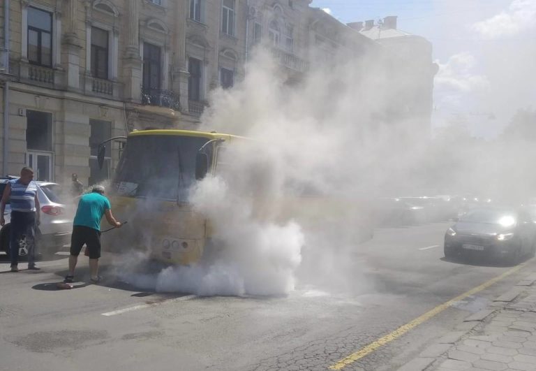 У Франківську посеред дороги загорілася маршрутка (ФОТО)