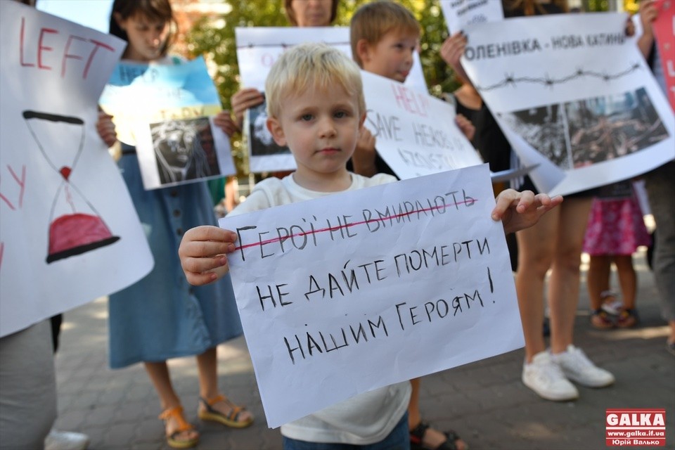 Героїв катують та вбивають: у Франківську рідні та небайдужі вкотре нагадують світу про військовополонених (ФОТО)