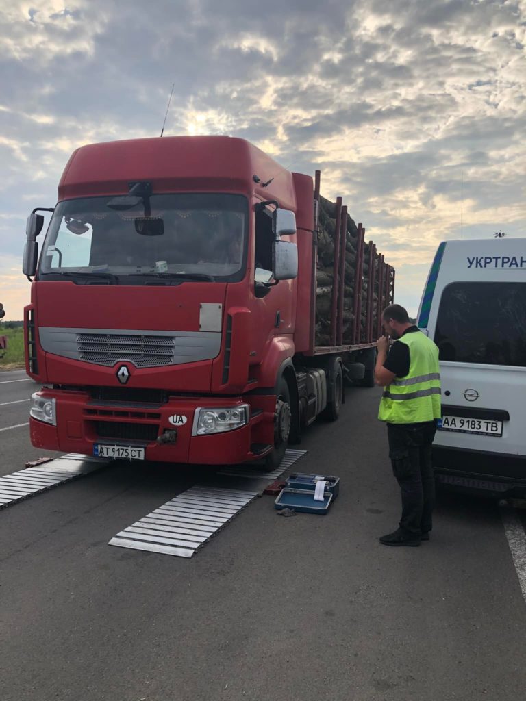 Є штраф на 51 тисячу: на дорогах області знову працює ваговий контроль (ФОТО)