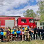 фото юних переселенців з рятувальниками і поліціянтами