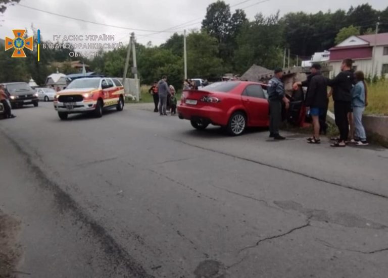 У Шешорах “Мазда” в’їхала у бетонну плиту: постраждалого деблокували рятувальники (ФОТО)