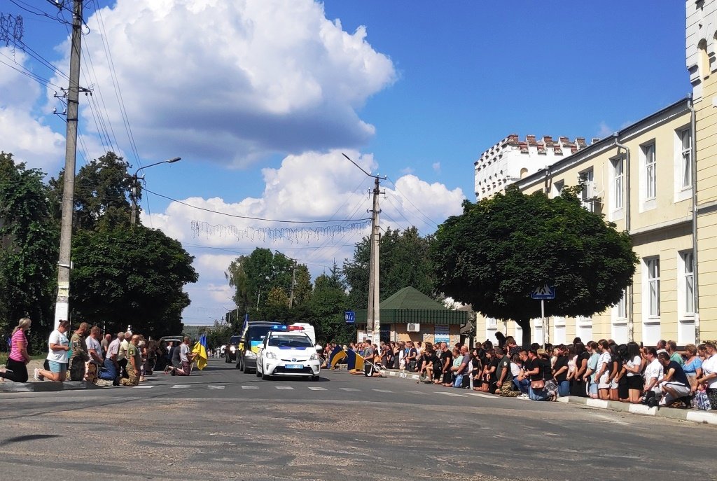 На Прикарпатті зустріли тіло воїна, ексмера Тлумача Романа Круховського (ФОТО)