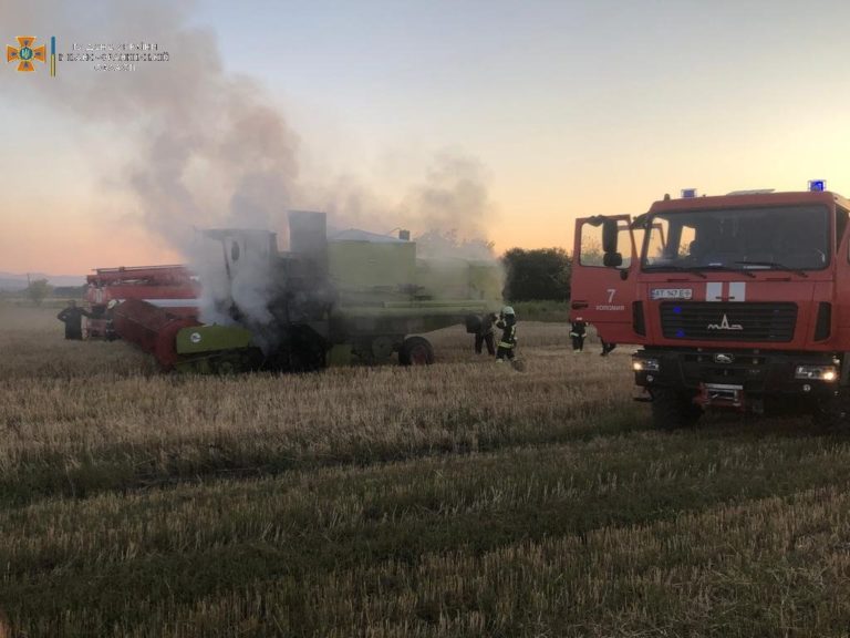 На Коломийщині посеред поля загорівся комбайн (ФОТО)