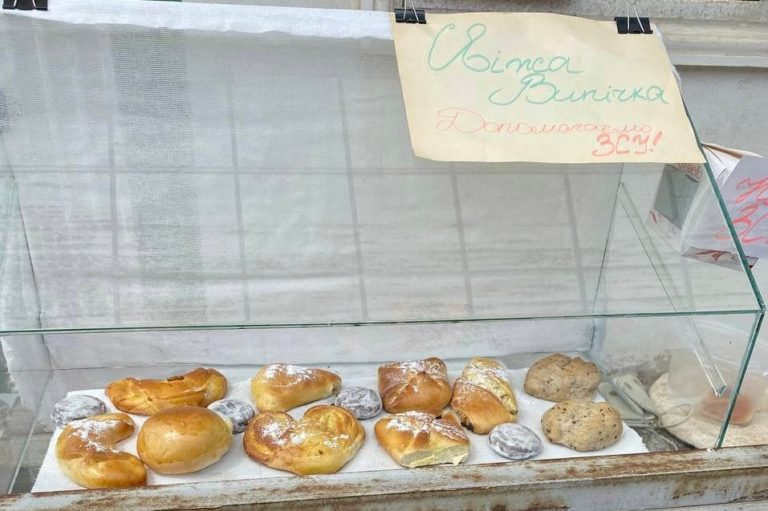 Чотири тисячі гривень для ЗСУ зібрали юні коломияни, продаючи домашню випічку (ФОТО)