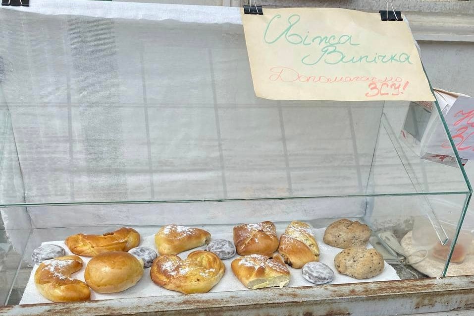 Чотири тисячі гривень для ЗСУ зібрали юні коломияни, продаючи домашню випічку (ФОТО)