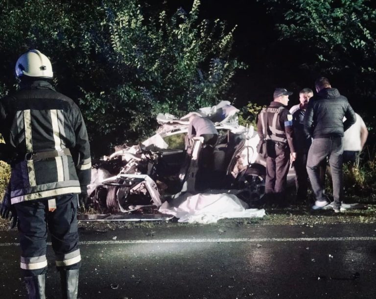 Не вижив після зіткнення з двома вантажівками: стали відомі подробиці смертельної ДТП на Снятинщині (ФОТО)