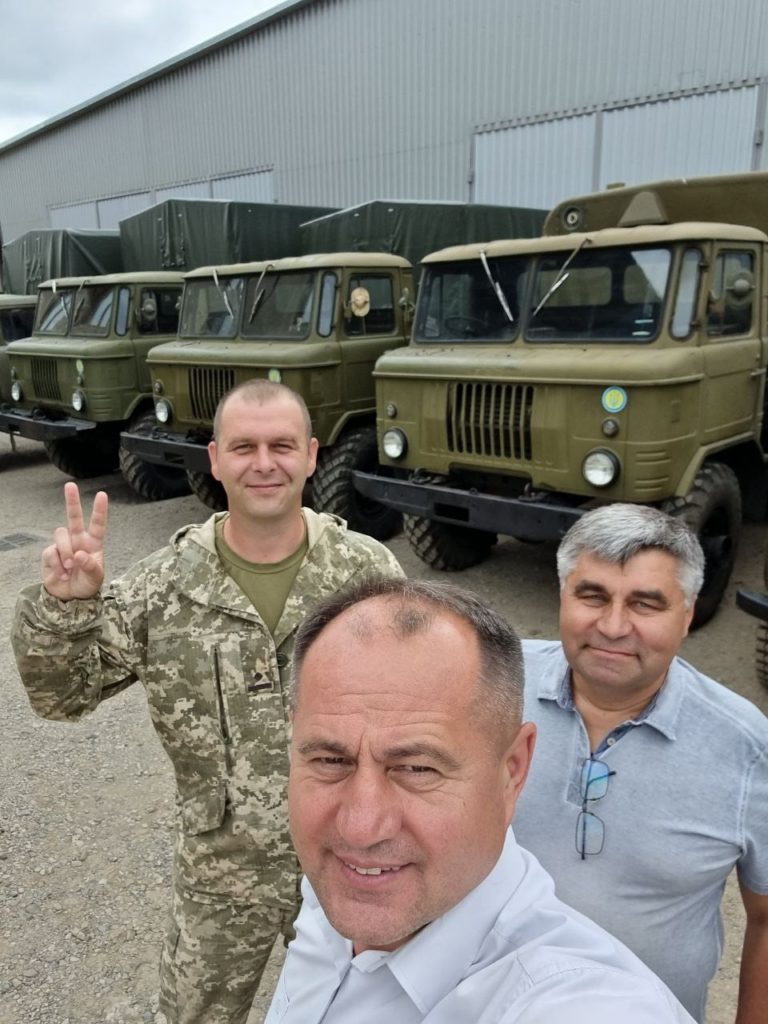 Коломияни відправили на фронт п’ять автівок для “десятої” бригади