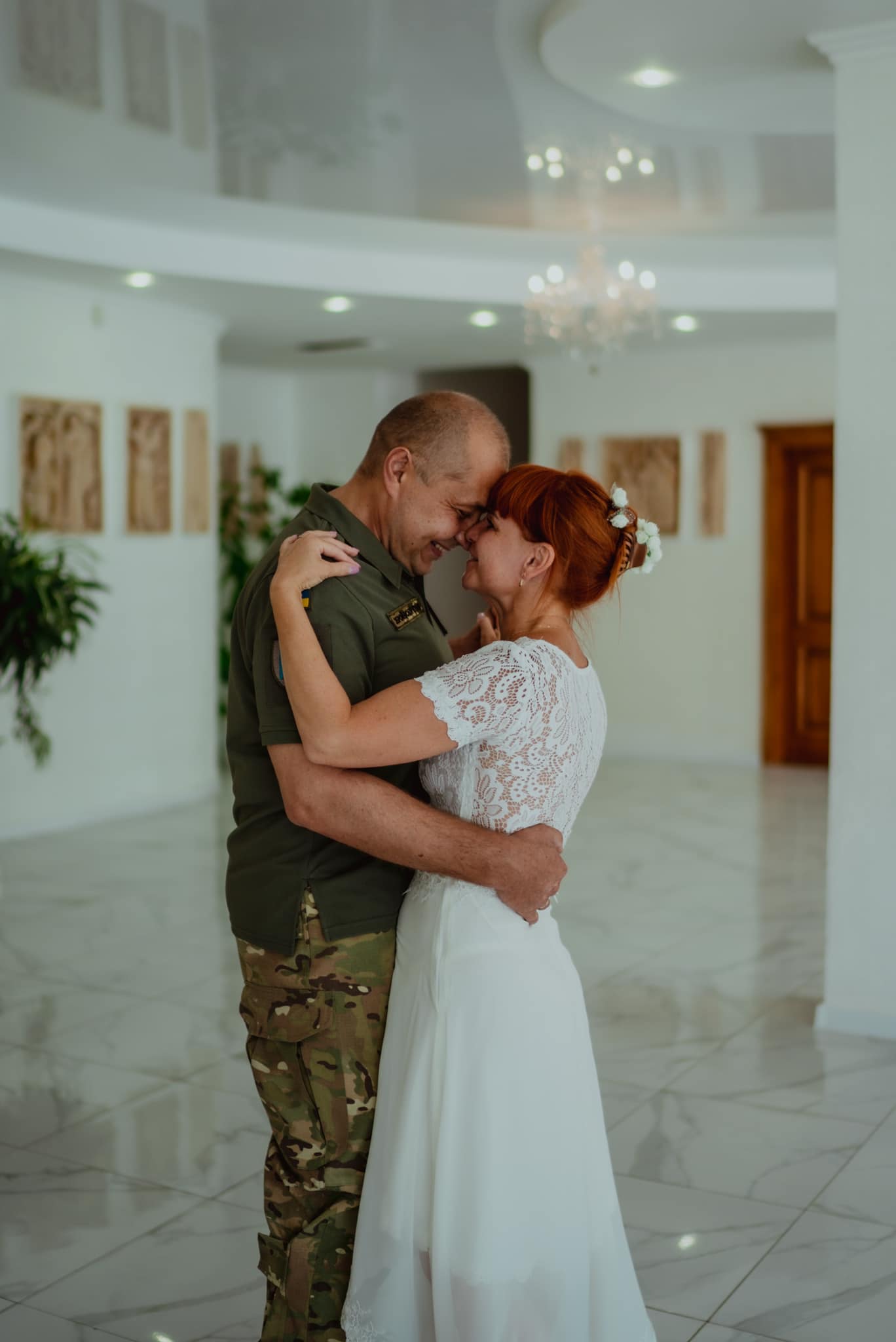 У Калуші одружилися молодята з Маріуполя. Срібне весілля планують святкувати у відбудованому рідному місті (ФОТО)