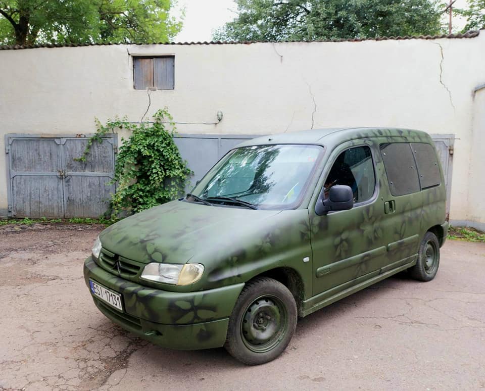 Чергове авто від благодійників поїде з Калуша на передову (ФОТО)