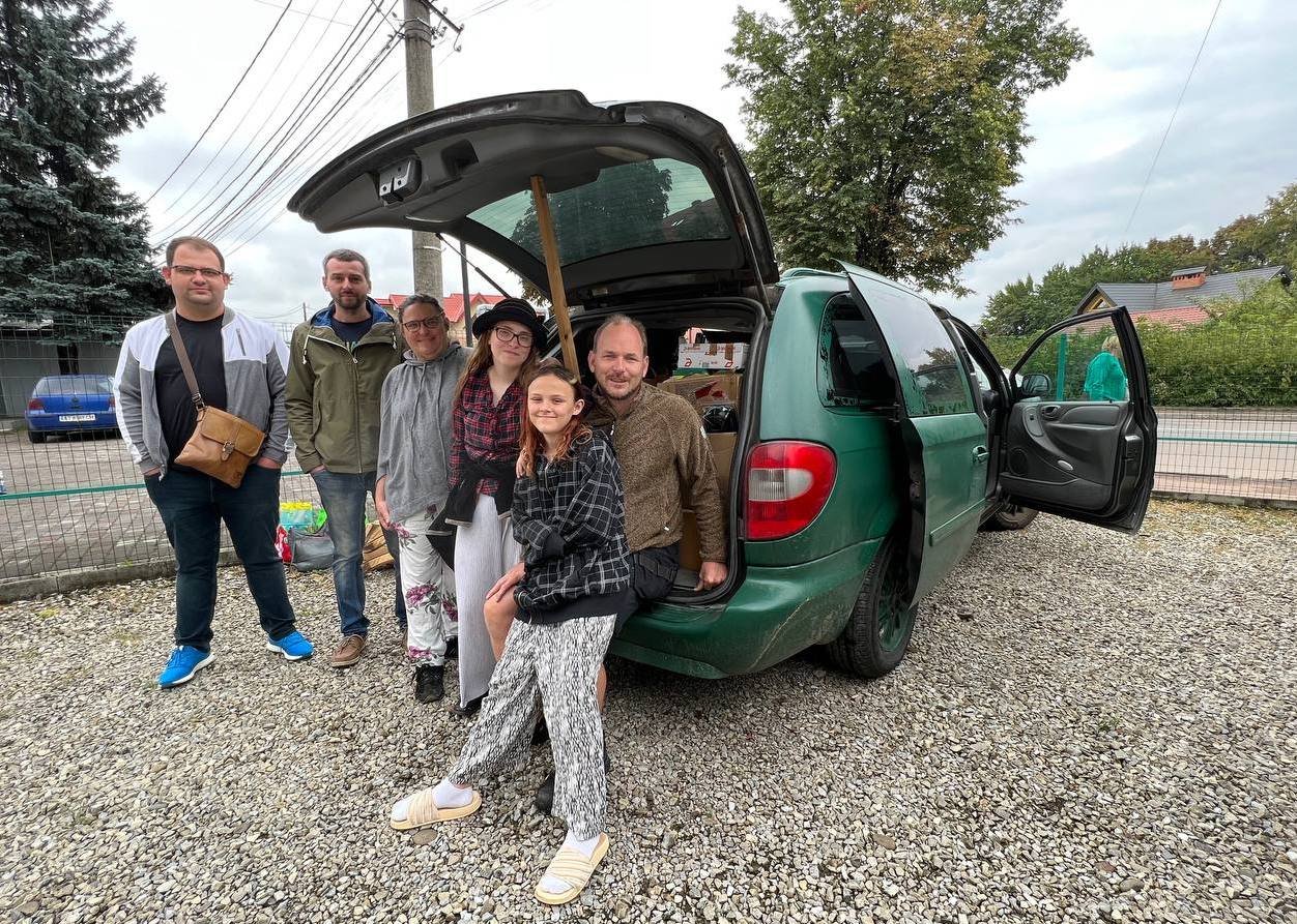 Автомобіль, пальне та медичні засоби передали шведи десятій бригаді (ФОТО)