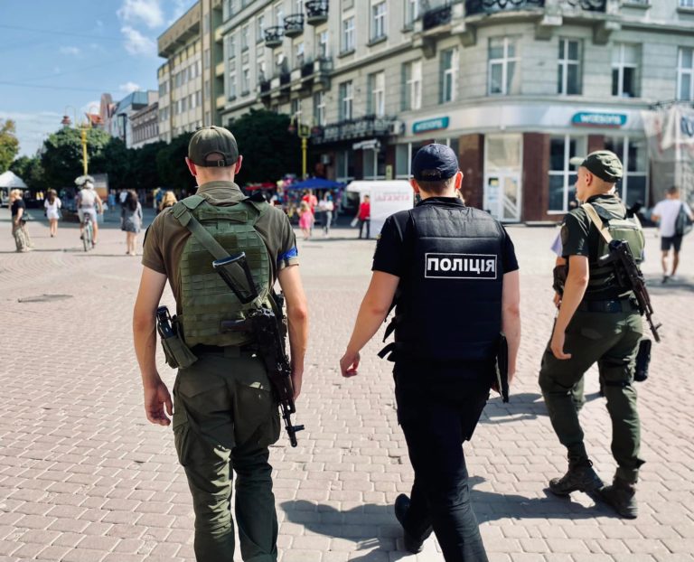 На Прикарпатті поліціянти й військові перейшли на посилений варіант служби