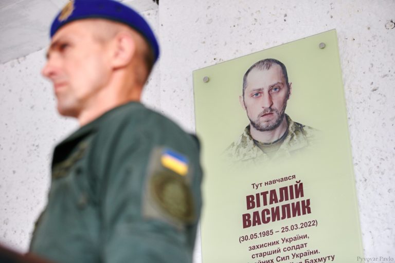 У Франківську встановили анотаційну дошку Герою Віталію Василику (ФОТО)