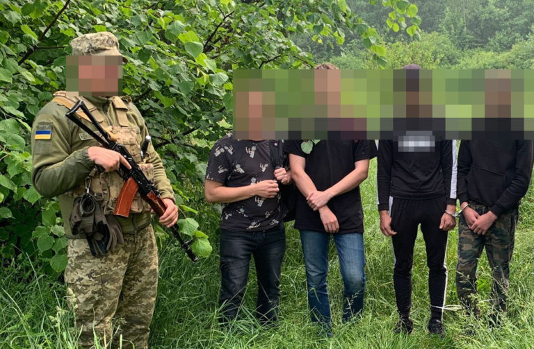 На кордоні затримали прикарпатця, який хотів нелегально перевезти до Молдови трьох чоловіків
