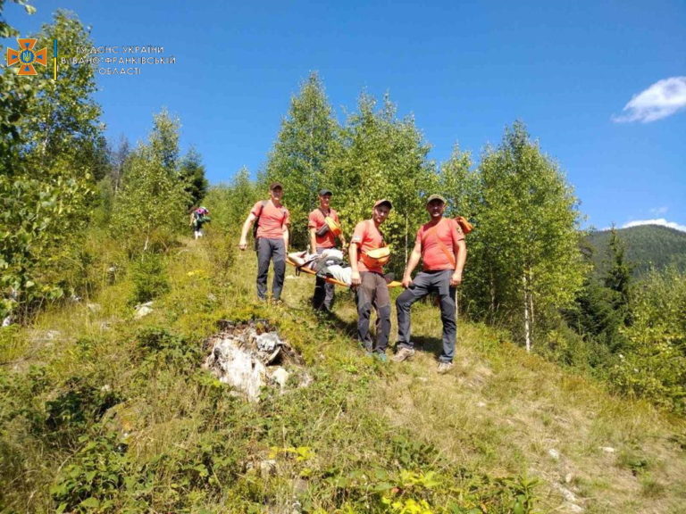 У горах на Верховинщині травмувалася туристка – її зносили на ношах (ФОТО)