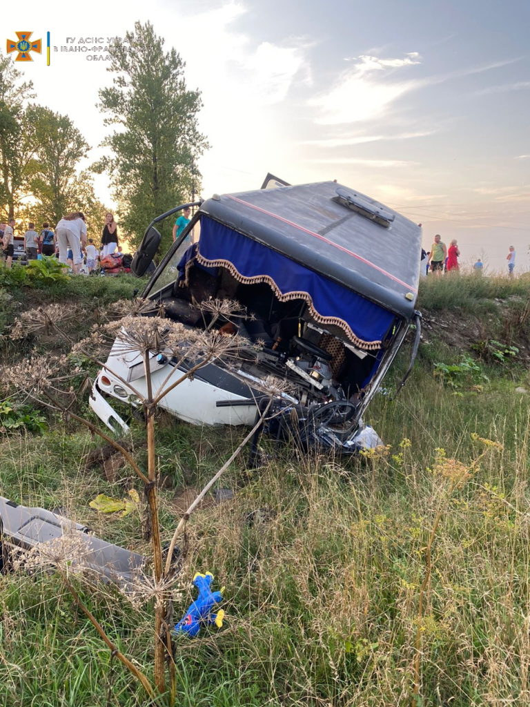 Один загиблий і 16 постраждалих: стали відомі подробиці зіткнення мінівена та рейсового автобуса на Прикарпатті (ФОТО, ОНОВЛЕНО)