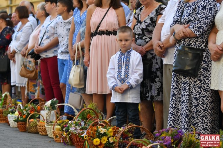 Яблучний спас. Як франківці освячували фрукти на площі біля Катедри (ФОТОРЕПОРТАЖ)