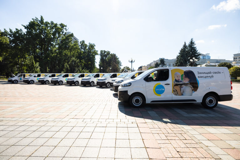 ЮНІСЕФ надає Україні 30 автомобілів для транспортування вакцин та закупив понад 1,5 мільйона доз вакцин