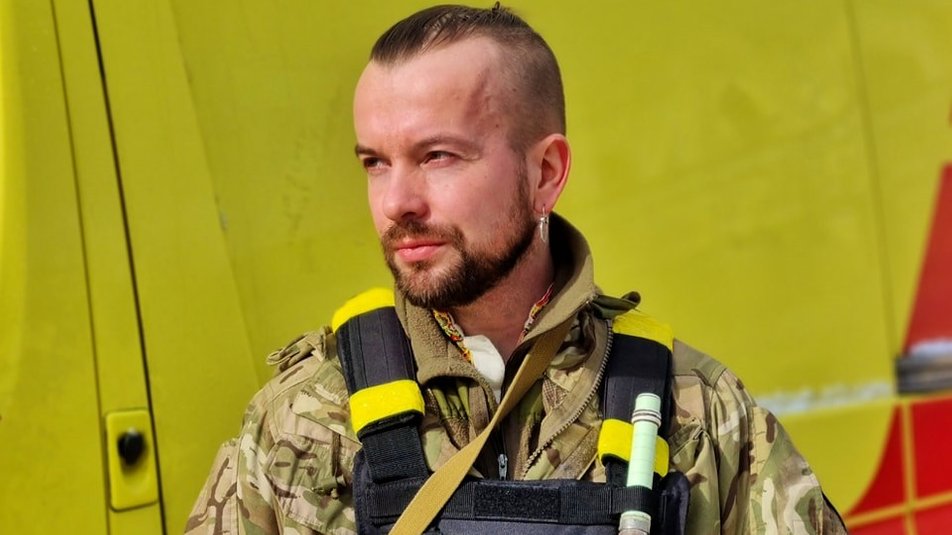 Аркан на сопілці: як франківець Мишко Адамчак в окопі побратимів надихає (ВІДЕО)