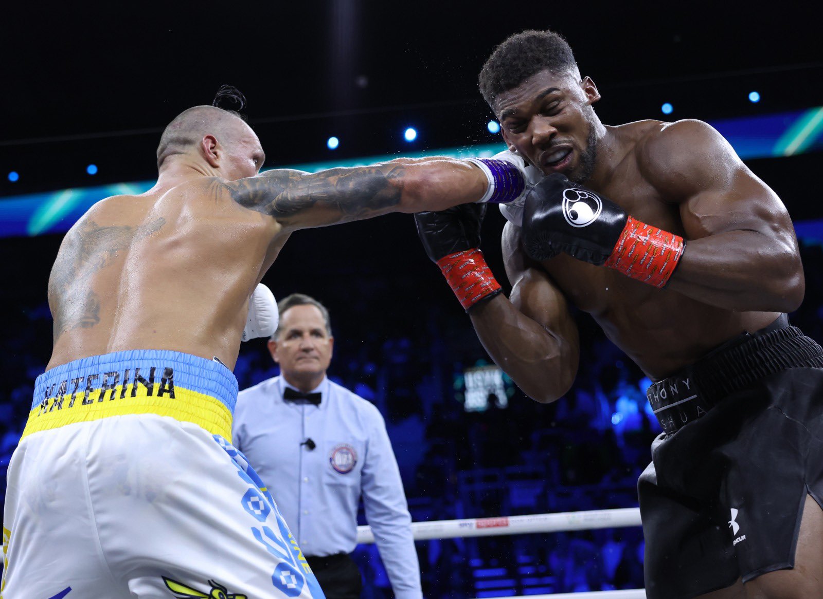 Усик переміг Джошуа у бою-реванші за статус чемпіона світу з боксу