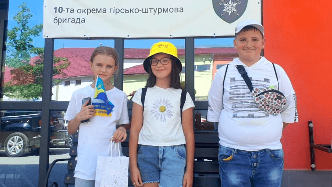 Юні коломияни продають прикраси з бісеру, аби зібрати на автівку для “десятки” (ФОТО)