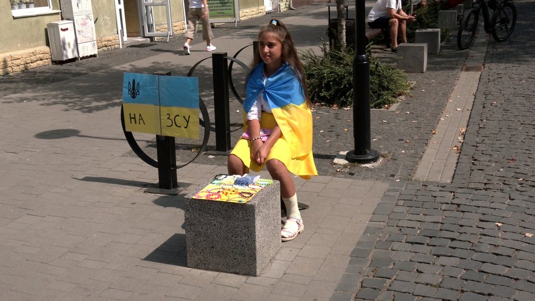 У Франківській громаді 10-річна дівчинка плете прикраси і підтримує армію