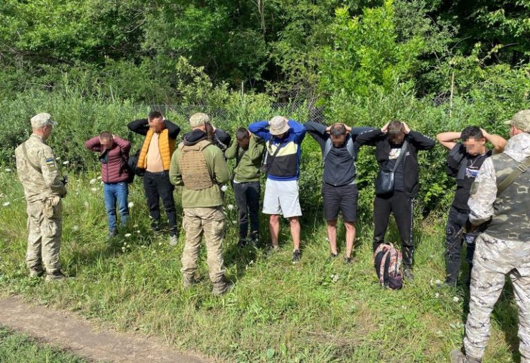 На кордоні впіймали прикарпатців, які намагалися втекти з України