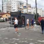 Люди дивляться на наслідки ДТП у Франківську