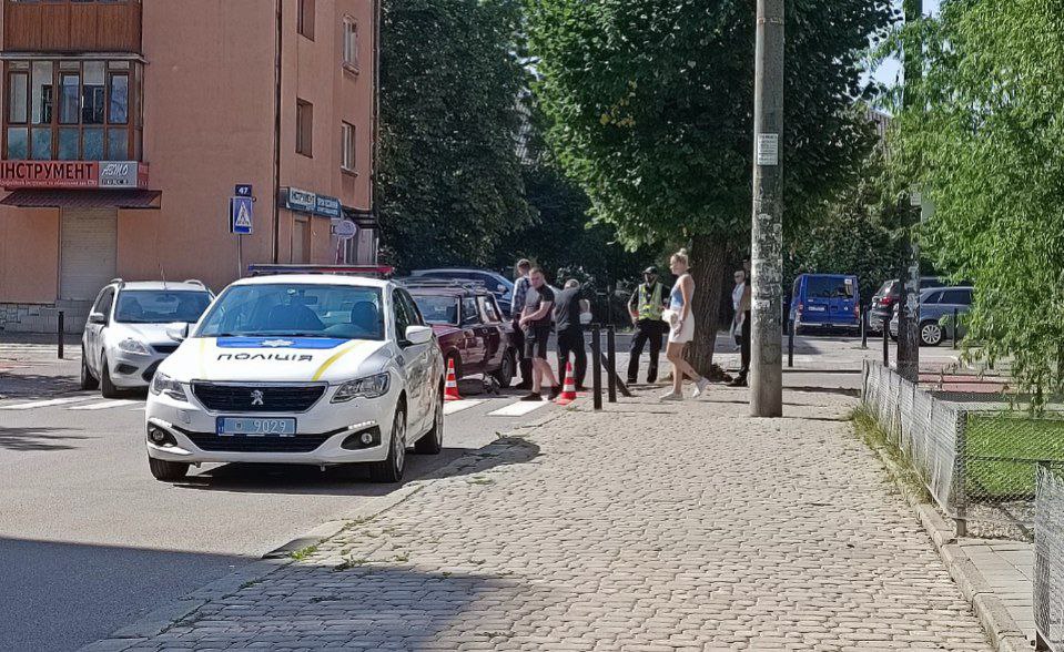 У Франківську молодик на самокаті потрапив під авто (ФОТО)