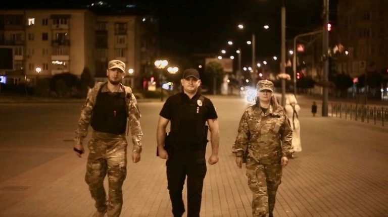 На вулицях міст Прикарпаття збільшили кількість поліцейських патрулів