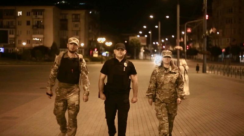 На вулицях міст Прикарпаття збільшили кількість поліцейських патрулів