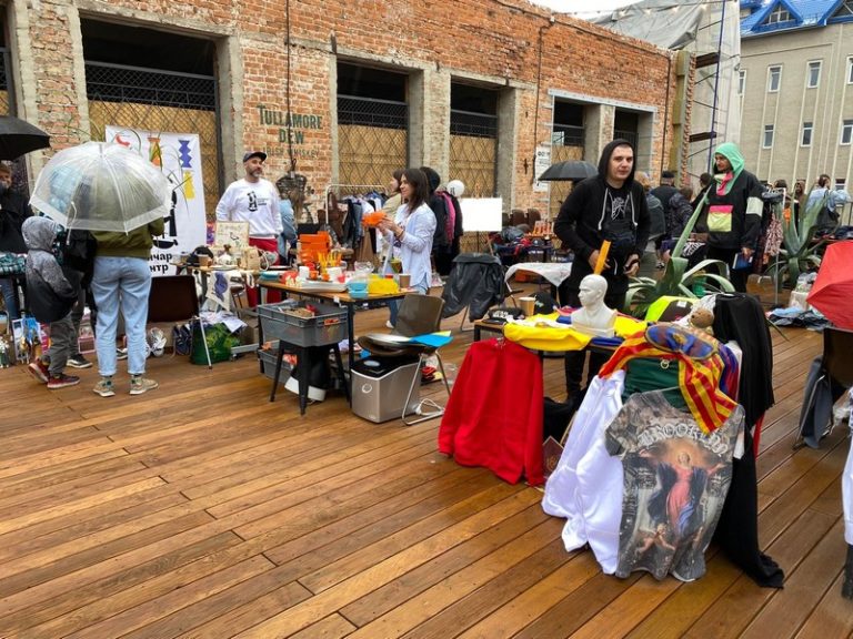 Одяг, посуд, декор: у Франківську влаштували благодійний розпродаж для допомоги ЗСУ (ФОТО)