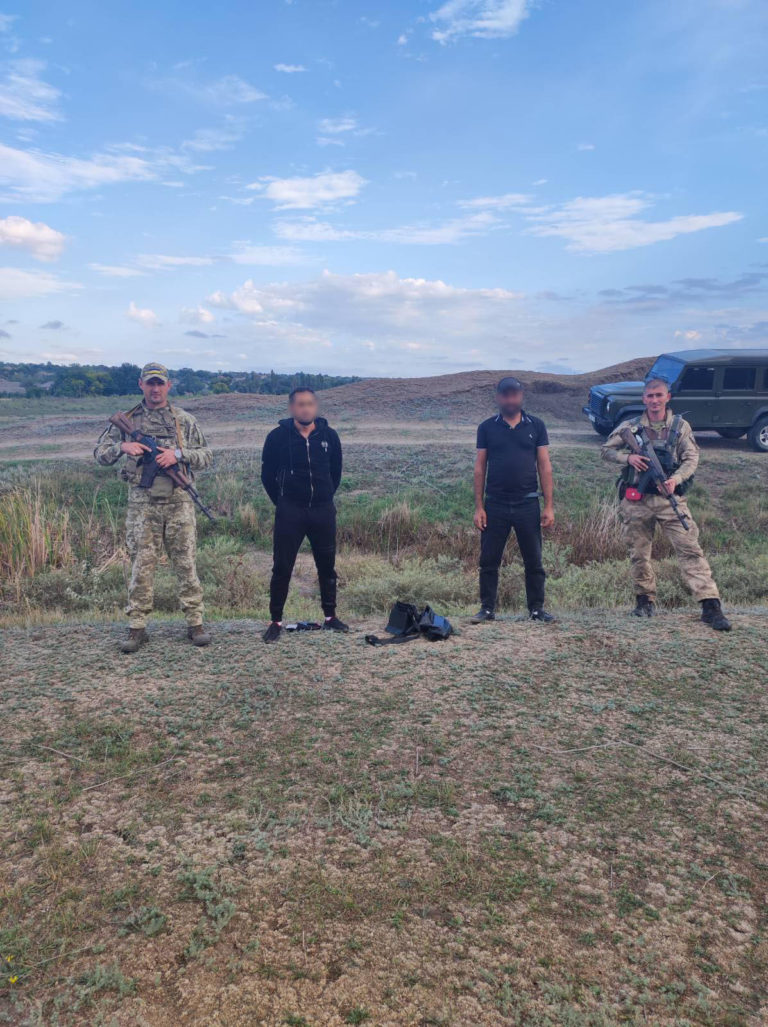 Прикордонники впіймали двох ухилянтів, яких знайшли за запахом парфумів