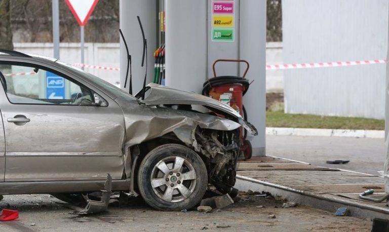Прикарпатця позбавили прав на рік, бо пʼяним наїхав на відбійник АЗС