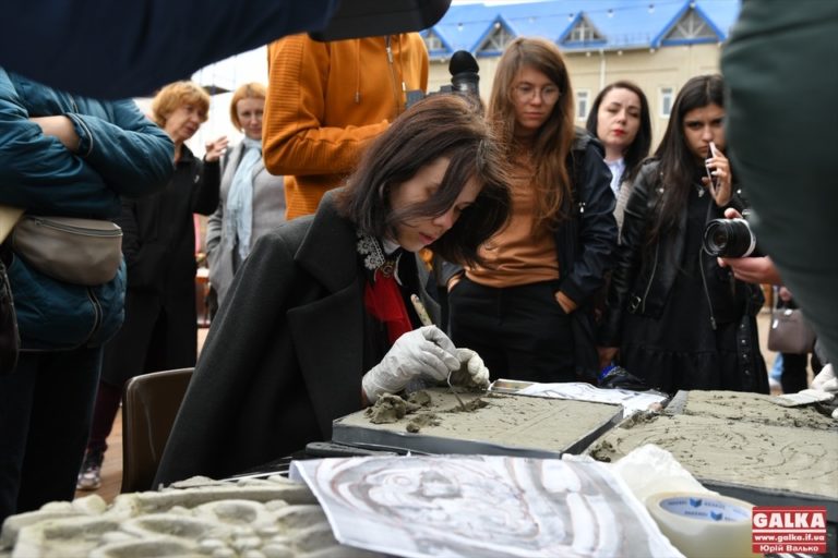 У Франківську показали, як відтворюють унікальні кам’яні вишиванки Нової Каховки (ФОТО)