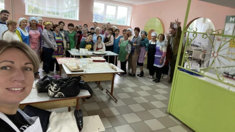 У Калуші освітяни наліпили 40 відер вареників для земляків на передовій