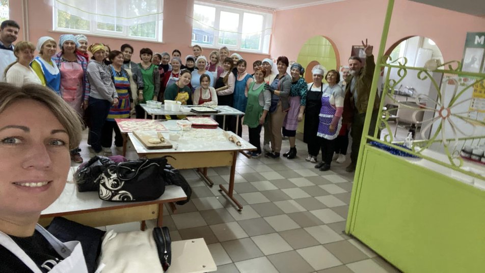 У Калуші освітяни наліпили 40 відер вареників для земляків на передовій