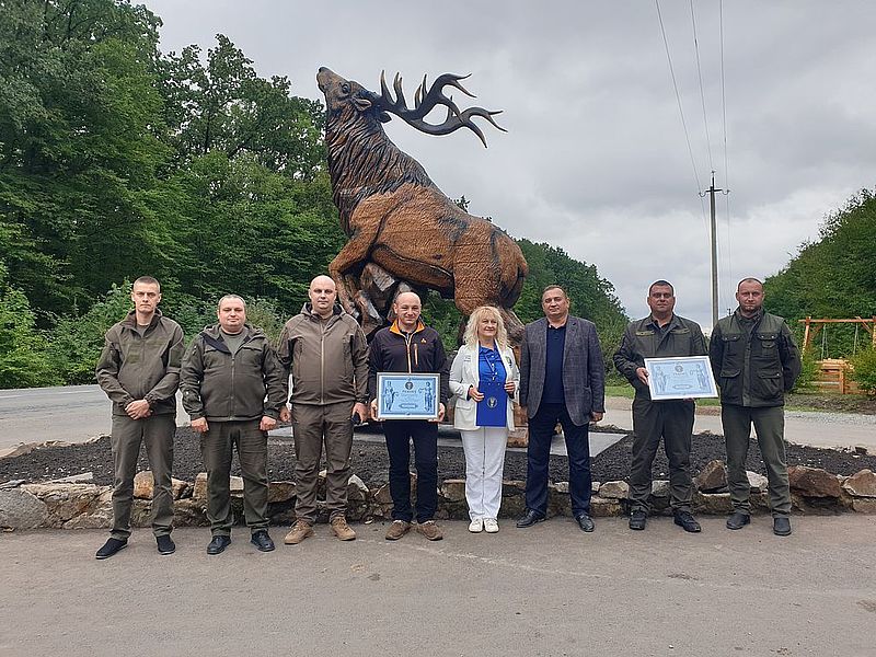 Прикарпатський майстер вирізав бензопилою найбільшу в Україні дерев’яну скульптуру