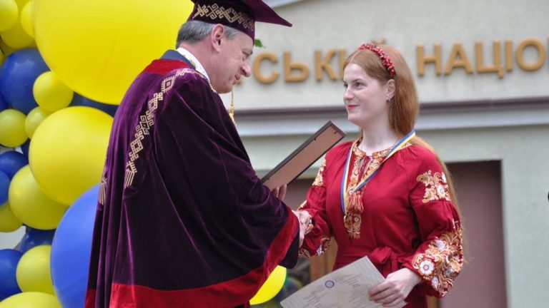 19-річна кулеметниця з Прикарпаття отримала диплом з відзнакою та медаль (ФОТО)