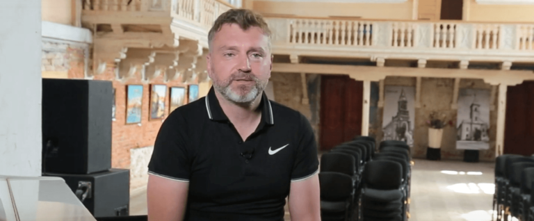Оперний співак з Гостомеля змінив фрак на робу і рятує будівлю ХІХ ст. у Коломиї (ВІДЕО)