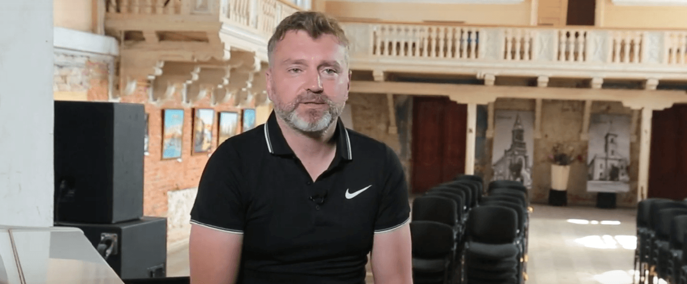 Оперний співак з Гостомеля змінив фрак на робу і рятує будівлю ХІХ ст. у Коломиї (ВІДЕО)